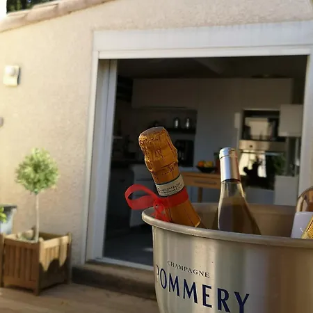 Propriete De Pour 12 Personnes Avec Piscine Et Jacuzzi Villa *