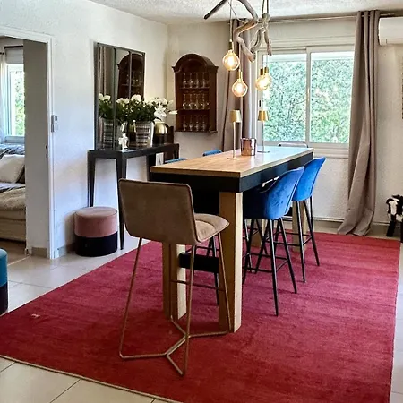 Propriete De Pour 12 Personnes Avec Piscine Et Jacuzzi *